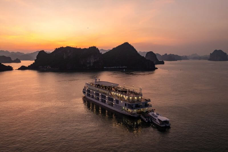Paradise Legacy en la bahía de Ha Long