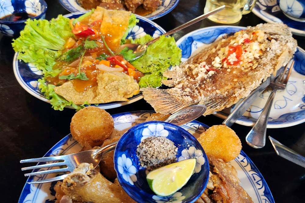 Group lunch of local dishes in Hoi An