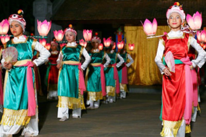 Bài Bông traditional court dance with performers presenting ceremonial gestures and symbolic offerings