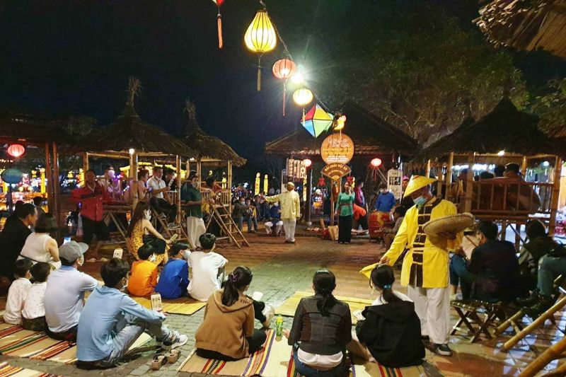 Bài Chòi traditional performance combining music, poetry, and game elements in Central Vietnam festival setting