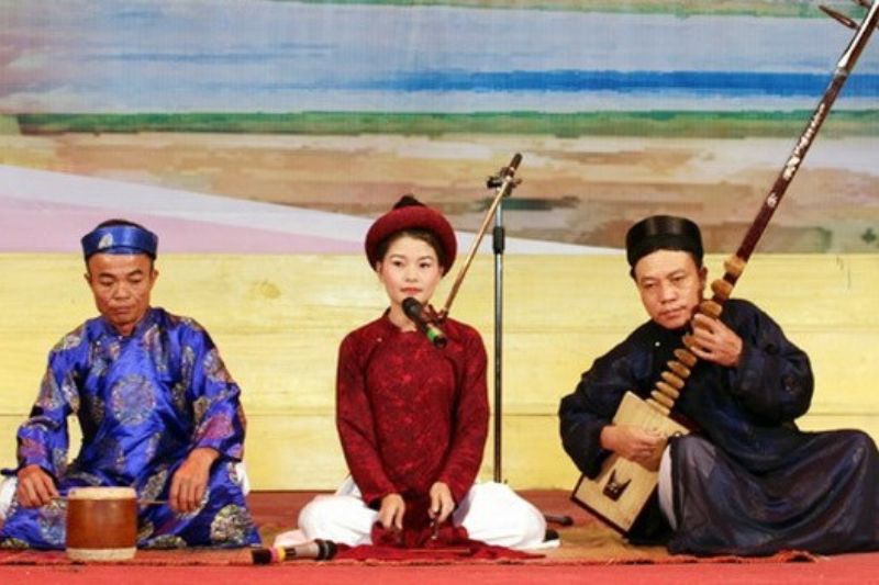 Ca trù performance with female singer, đàn đáy lute player, and traditional percussion instruments in an intimate northern Vietnam setting