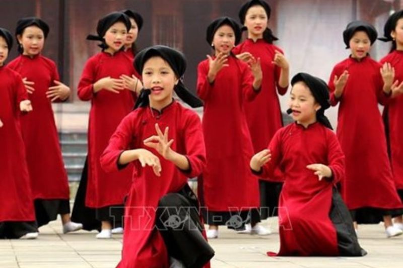 Xoan singing performance in Phu Tho with traditional musicians and ritual setting linked to ancestral worship