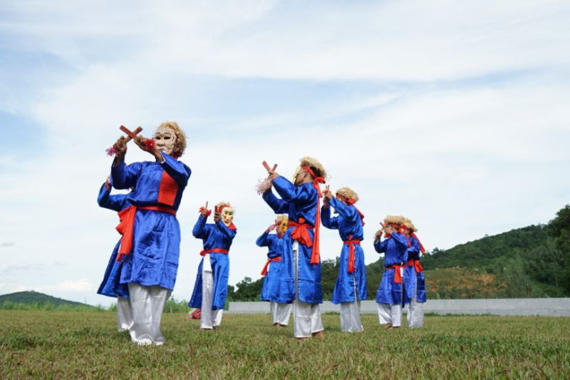 Xuan Pha traditional dance depicting historical diplomatic missions with colorful costumes and symbolic choreography