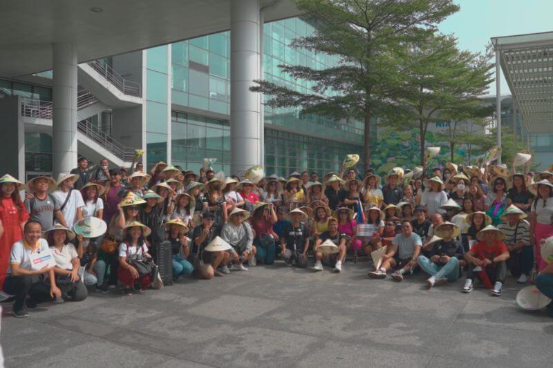 Operations team briefing for airport arrivals with coach numbering, regroup protocol, and partner-branded signage preparation