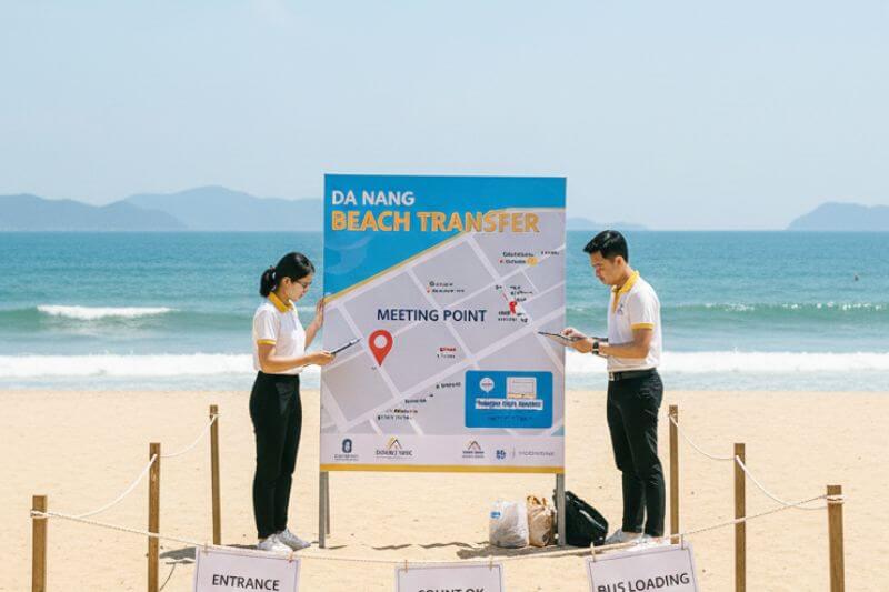 Partner-branded beach meeting point signage and headcount lane setup for 50-pax group in Da Nang