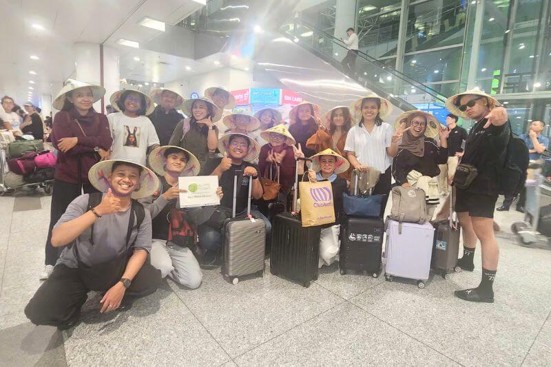 Dong DMC airport welcome team with partner-branded signage and pre-assigned coach loading plan for Indonesian leisure series arrival
