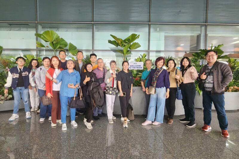 Operational diagram concept: airport arrival flow for groups, showing immigration split, coach staging, luggage regrouping, and departure checkpoint timing