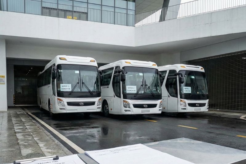 Illustrative flow map showing staggered transport waves from multiple hotels to a single venue access window in Vietnam