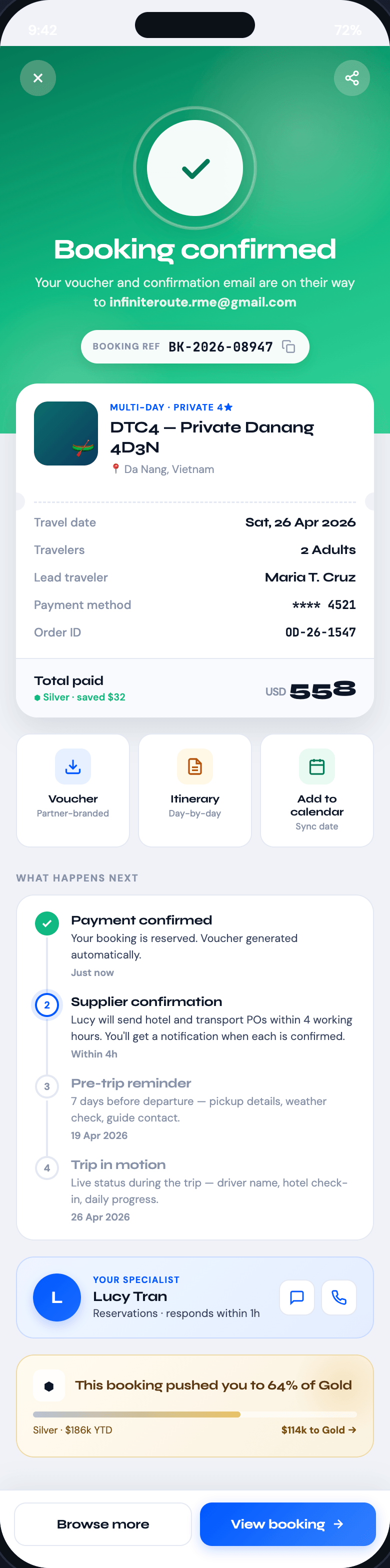 Màn hình xác nhận booking Dong DMC Agent App — hero xanh lá có vòng tròn check, mã booking BK-2026-08947, thẻ tóm tắt với chi tiết hành trình, dòng tiết kiệm Silver tier, các tile hành động voucher và lịch trình