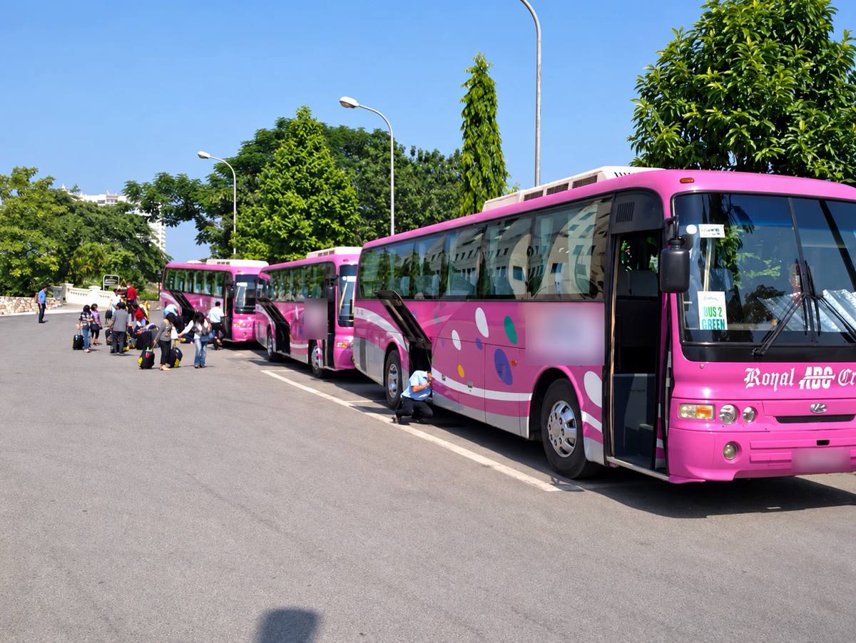 Ba xe khách chờ đón đoàn incentive tại Hà Nội, khách đang chất hành lý
