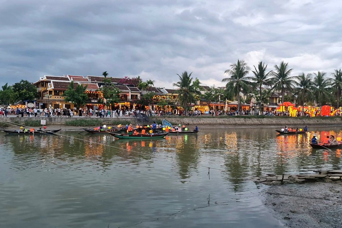 Boats on the Hoai River in Hoi An at dusk