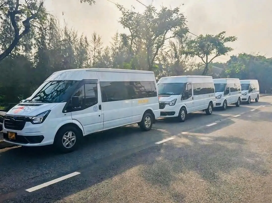 Bốn xe Ford Transit xếp hàng chờ đưa đón đoàn tại Việt Nam