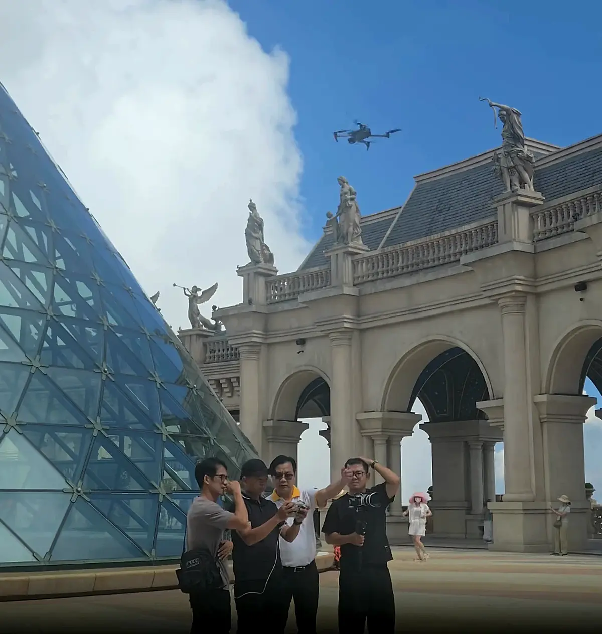 Equipo de medios grabando un programa de grupo con un dron en Ba Na Hills, Da Nang