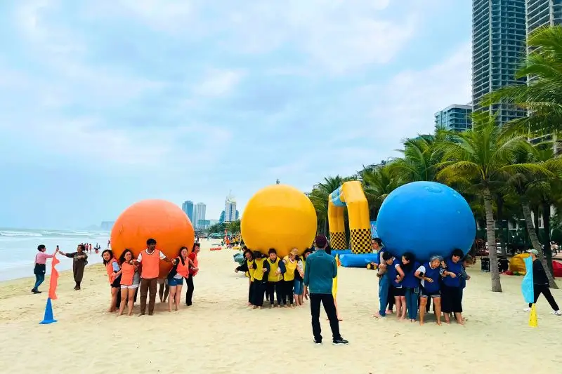Beach team activities for Singapore corporate group in Da Nang — Dong DMC execution